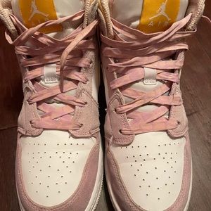Jordan 1 artic pink size 6.5y fits a 8 in womens